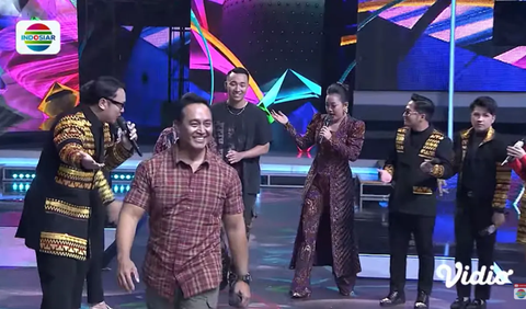 Dalam acara D'Academy Asia 6 kali ini terasa istimewa. Andika Perkasa didaulat menjadi salah satu juri bersama Soimah. Kehadiran Andika Perkasa pun mendapat sambutan hangat dari para penonton di studio.