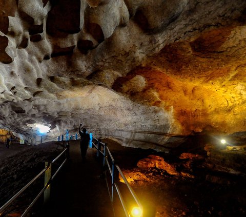 Kabupaten Trenggalek yang mayoritas wilayahnya dikelilingi pegunungan dan perbukitan menyimpan sejuta kekayaan alam yang menarik wisatawan.