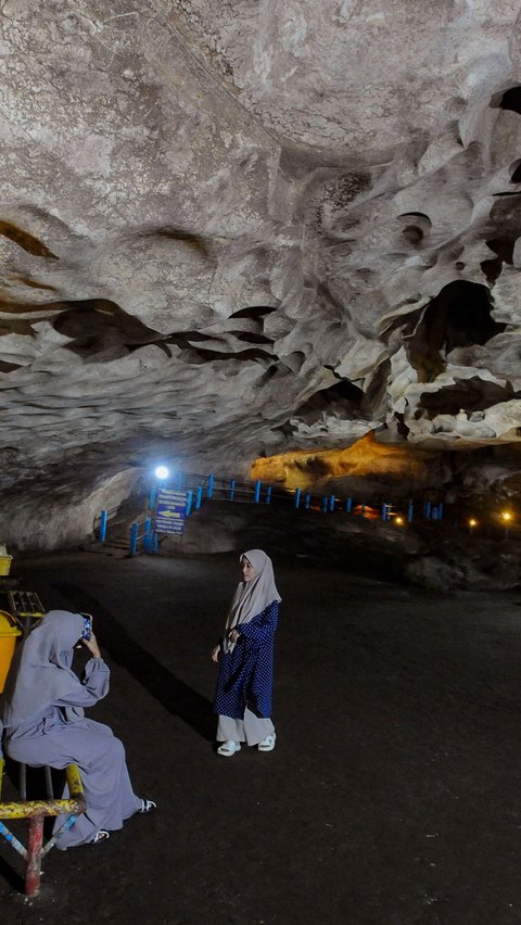 Keindahan gua ini berada pada stalaktit dan stalagmit yang menyelimuti langit-langitnya.<br>