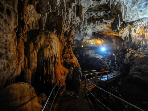 FOTO: Menyusuri Pesona Keindahan Goa Lowo yang Dikenal Terbesar dan Terpanjang se-Asia Tenggara di Trenggalek