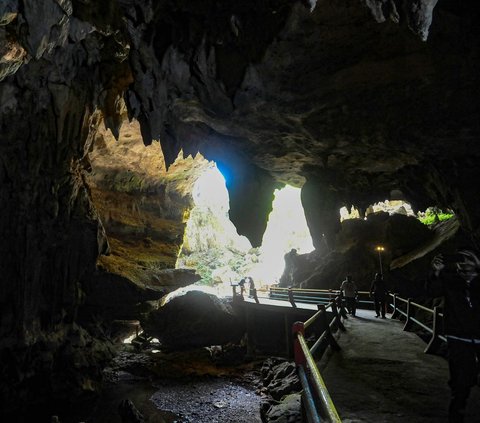 Jembatan itu membentang mulai dari mulut hingga ujung gua.<br><br>Keunikan Goa Lowo juga terlihat dari lebar ruangan dalamnya yang mencapai 50 meter dan juga ketinggiannya yang bervariasi mulai dari 20 hingga 50 meter.<br>