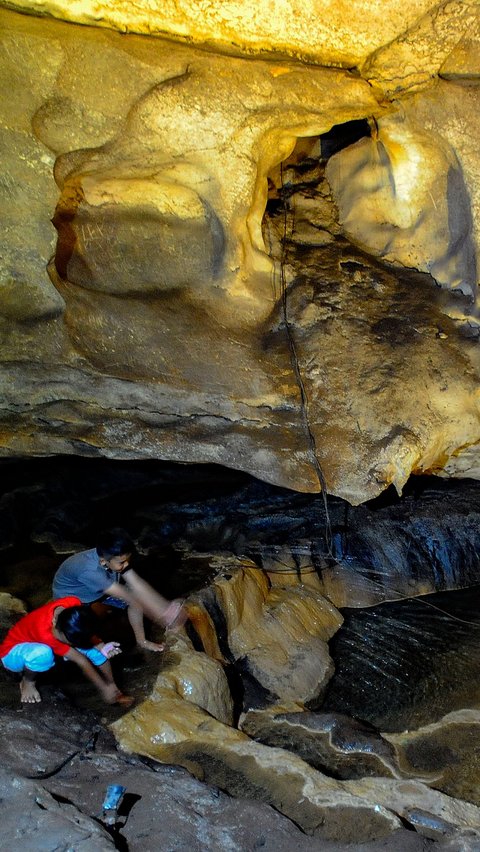 Untuk menyusuri seluruh keindahan yang ada di dalam gua, pengunjung tidak perlu repot, karena disediakan jembatan sepanjang 1 kilometer.