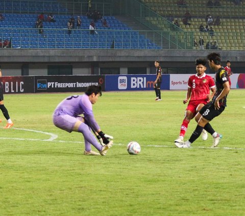 Walaupun kalah, penampilan Garuda Asia patut diacungi jempol.<br><br>Duet Iqbal Gwijangge dan Sulthan Zaky di barisan pertahanan mampu meredam serangan juara Piala Asia U-17 2023 tersebut.