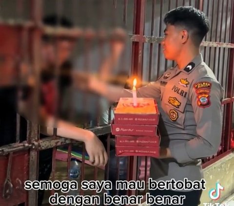 Usai bernyanyi, polisi ini membawa empat kotak pizza dengan lilin di atasnya. Ia pun meminta tahanan tersebut menyebutkan harapan sebelum meniup lilin. Ia pun mengungkap jika harapannya bisa bertaubat dengan benar-benar.