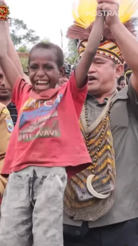 Keseruan Letjen Maruli Simanjutak Bersama Anak-Anak Papua, Ajak Main Hingga Makan Lesehan di Rumput