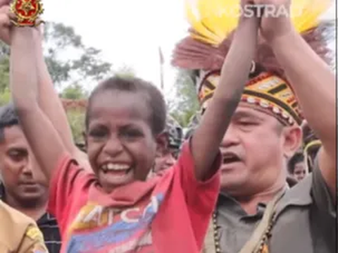 Keseruan Letjen Maruli Simanjutak Bersama Anak-Anak Papua, Ajak Main Hingga Makan Lesehan di Rumput