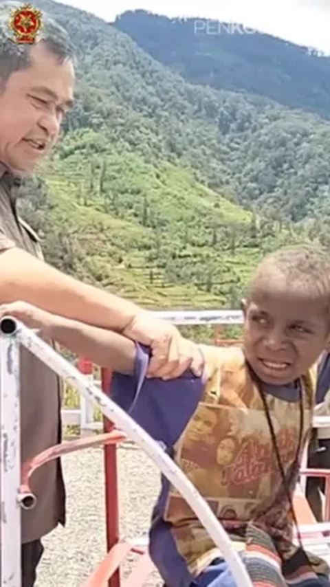 Tak ayal, ada banyak senyuman merekah di wajah anak-anak Papua yang disapanya kala itu. Suasana bahagia kian tercipta saat Maruli menikmati waktu di tengah-tengah masyarakat di Papua. <br>