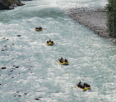 Memacu Adrenalin! Potret Natasha Wilona saat Rafting di Kanada, Netizen 'Sentil' Verrell Bramasta: Berani Ga Rell?