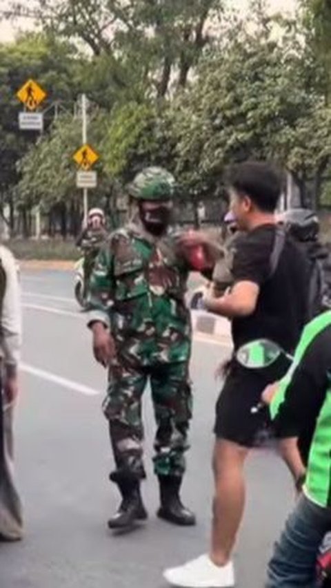 Tim Laurend Hutagalung Sedang Edukasi Lawan Arah Berlalulintas, Ada Pemotor yang 'Ngeyel' Langsung Disamperin Anggota TNI