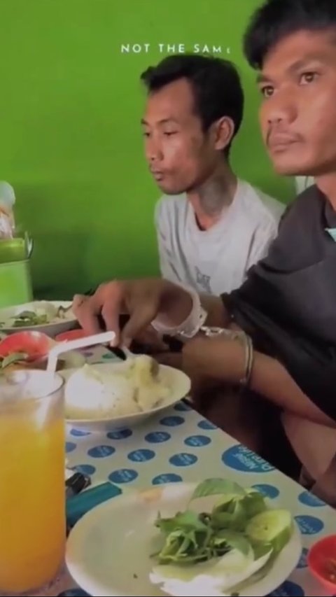 Viral Aksi Polisi Ajak Makan Para Tahanan di Warung, Borgol di Tangan Jadi Sorotan
