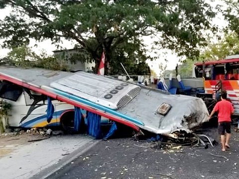 Bull Bus Collision between Eka Cepat and Sugeng Rahayu before dawn in Ngawi: Roof Detached, Front Part Crushed