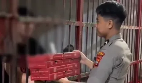 Di hadapan si target, langsung tersedia setumpuk pizza lengkap dengan lilin ulang tahun yang telah berpendar.