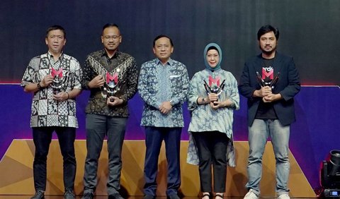 Sebagai bentuk komitmen BSI terhadap kemajuan dan ketahanan ekonomi Indonesia, Merdeka.com menyoroti tiga program yang telah BSI lakukan, yaitu Program One Pesantren One Product di mana BSI mendorong kemandirian pesantren dan membangun ekonomi dan keuangan syariah melalui optimalisasi pesantren. 