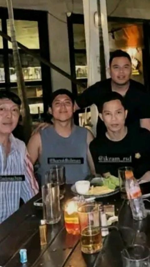 Dalam sebuah  foto terlihat Ikram bersama Rudy Gunawan yang merupakan ayah dari Larissa Chou.<br><br>Foto/Tiktok@ikramrosadi<br>