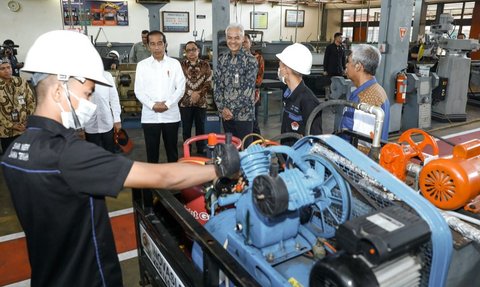 Beri Jempol saat Prabowo dan Ganjar Salam Komando, Jokowi: Kamu Ini Dikit-Dikit Kode