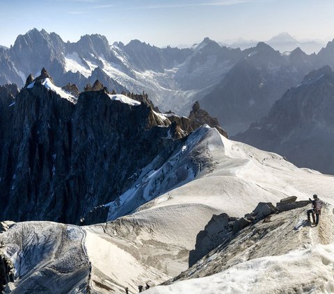 Gelombang panas yang memanggang Eropa turut melanda puncak tertinggi di kawasan tersebut, yakni Gunung Mont Blanc di Prancis, pada pertengahan Agustus 2023 lalu. Menurut tim penyelamat, kondisi ini meningkatkan risiko runtuhan batu dan pembukaan celah-celah baru di gletsernya.