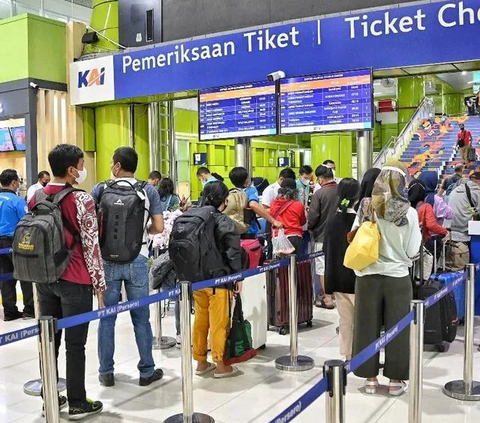 Pada proses boarding melalui Face Recognition Gate, pelanggan tidak perlu lagi menunjukkan KTP atau bukti cetak tiket. Saat ini, terdapat 4 unit mesin Face Recognition di Gate Selatan Stasiun Gambir.