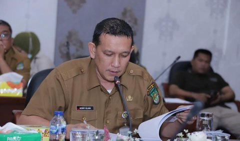 Namun, saat polemik itu terjadi, inspektorat justru melemparkan persoalan tersebut ke kepolisian. Hal itu yang menjadi awal mula penanganan perkara dugaan korupsi pengadaan BBM.<br>