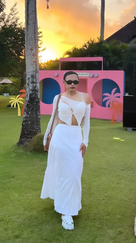Fashion stylist artis, Wanda Harra tampak hadir di acara ulang tahun Luna. Penampilannya begitu mencuri perhatian lantaran all out mengusung warna putih. Potongan asimetris juga membuat busana Wanda tak membosankan.