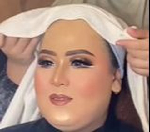 Afraid of Overflowing Cheeks, This MUA Shows Tricks to Wear Hijab that Makes the Face Look Slender