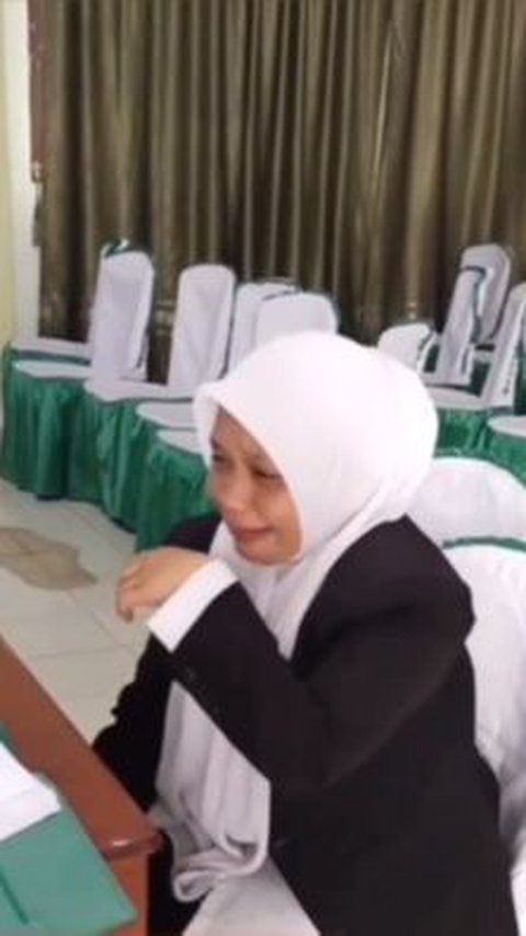 Penuh Rasa Haru, Mahasiswi ini Menangis Tersedu saat Sidang, Ternyata Dosen Pembimbing Penyebabnya