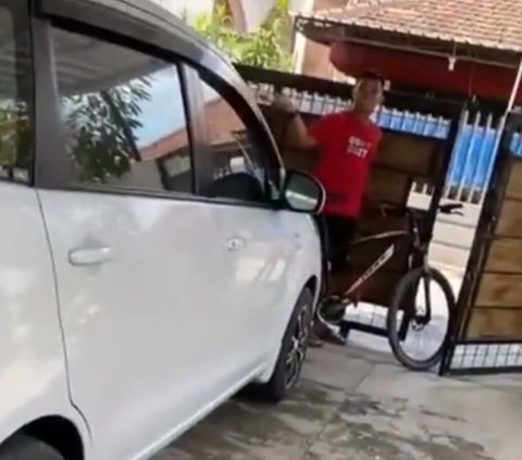 Video berdurasi beberapa detik ini awalnya memperlihatkan pemilik rumah yang mengetahui gerak-gerik aneh di garasinya. Saat keluar rumah ia mendapati seorang pria yang akan mengambil sepeda miliknya.
