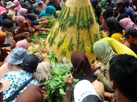 FOTO: Perayaan HUT Kabupaten Trenggalek, Warga Antusias Berebut Berkah Tumpeng Raksasa