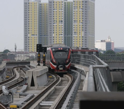 Pada pukul 09.15 WIB, papan digital informasi yang terpampang di stasiun menuliskan estimasi kereta Bekasi menuju Dukuh Atas. Kereta api ringan baru tiba di stasiun LRT Jatibening Baru 130 menit.