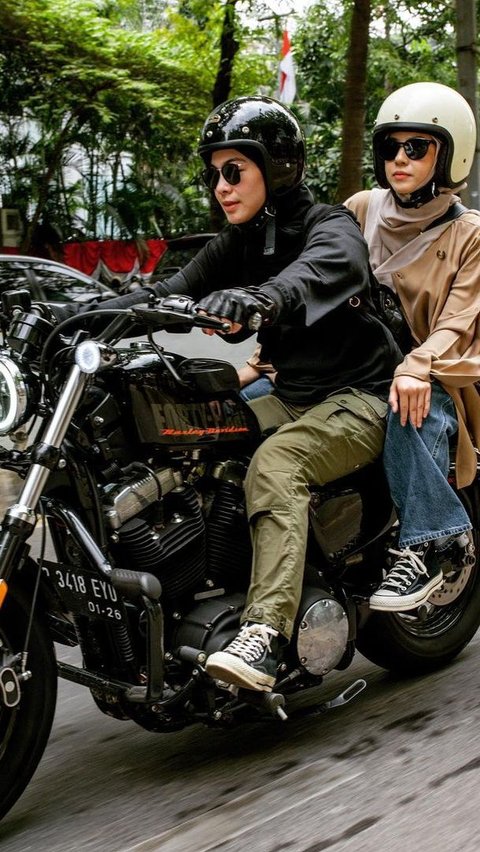 Riding on a Motorcycle with Dian Ayu, Natasha Rizky's Appearance Makes People Focus