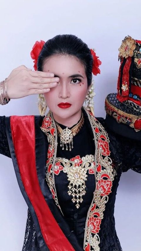 Pakai baju adat semakin menunjukkan kecantikan Kadek Devi yang Indonesia banget.<br>