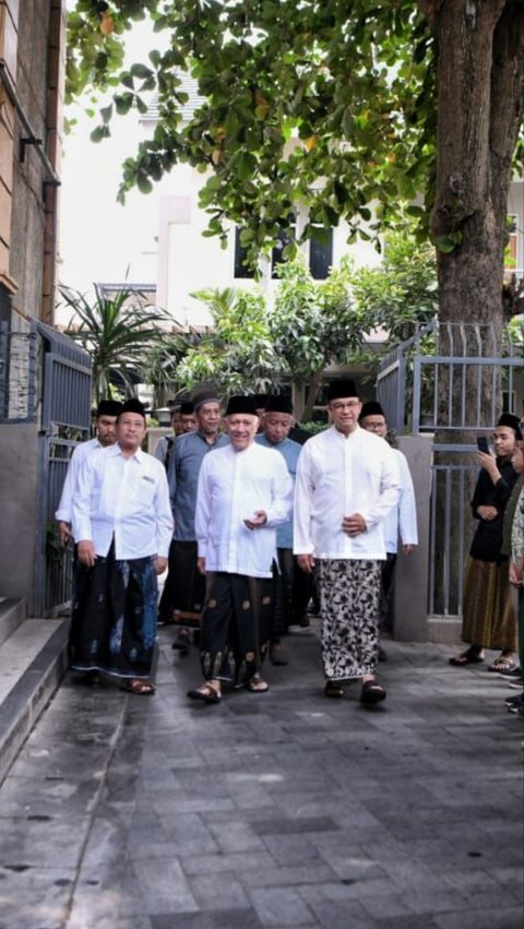 Ditemani Kakak Gus Baha Kunjungi Ponpes Tebuireng, Anies Kenang Pulang ke Rumah