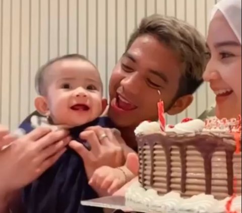 Ini momen Ridho DA merayakan ulang tahun sang istri. Ia memberikan kejutan ulang tahun untuk istrinya di sebuah restoran. Terlihat kue ulang tahun spesial diberikan untuk istrinya.