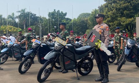 Menhan Prabowo Bagikan 100 Unit Motor Trail Listrik Buatan Dalam Negeri ke TNI dan Polri