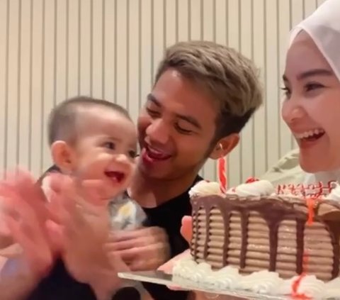 Momen bertambahnya umur sang istri begitu spesial. Tak hanya itu, di momen ini Ridho mengungkapkan istrinya tengah hamil anak kedua. Pasangan ini akan menjadi ayah dan ibu dari dua anak.