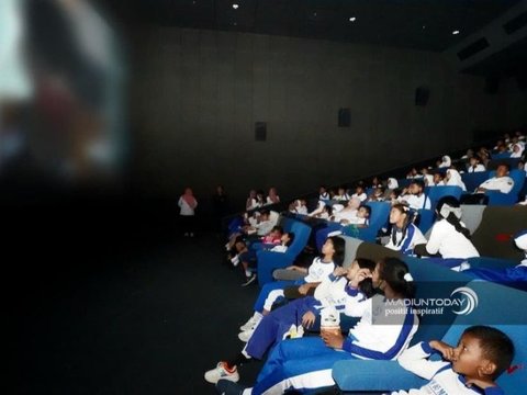 Hindari Bosan Belajar di Kelas, Begini Momen Ratusan Siswa SD Madiun Nobar Film di Bioskop