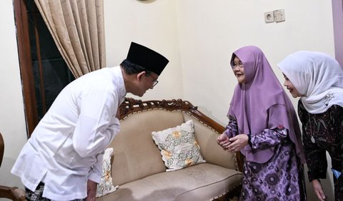 Anies yang duduk di sebelah kanan Muhassonah pun menyimak dengan khidmat doa yang dilantunkan Ibunda Cak Imin tersebut.