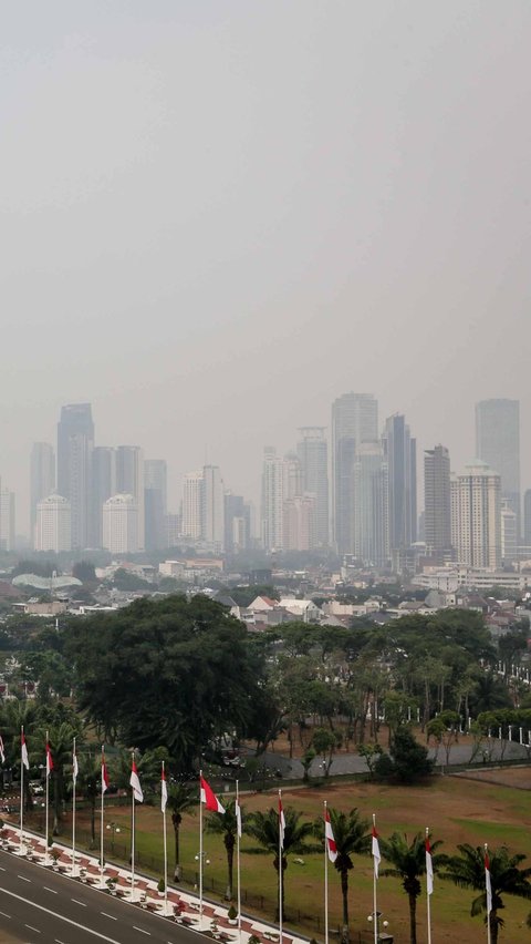 Karena belum membaiknya kualitas polusi udara di Jakarta, warga diimbau untuk tetap memakai masker.