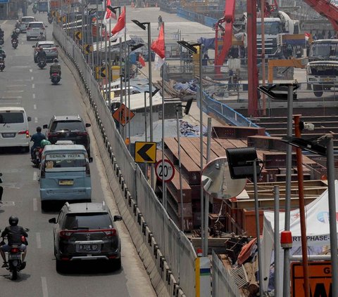 FOTO: Potret Kemacetan Saat Penerapan Contraflow di Jalan Gajah Mada-Hayam Wuruk Imbas Proyek MRT