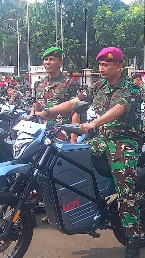 Momen Prajurit TNI Jajal Motor Trail Listrik Pemberian Mantan Komandan Jenderal Kopasus<br>
