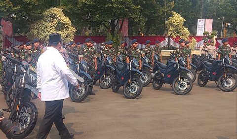 Menteri Pertahanan Prabowo Subianto menyerahkan 100 sepeda motor trail listrik kepada TNI AD, TNI AL, TNI AU dan Polri.