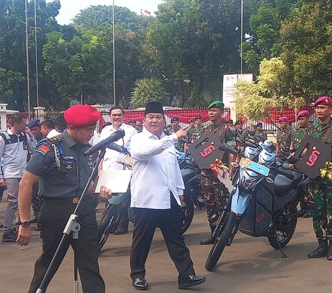 Momen Prajurit TNI Jajal Motor Trail Listrik Pemberian Mantan Komandan Jenderal Kopasus