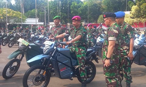 Momen Prajurit TNI Jajal Motor Trail Listrik Pemberian Mantan Komandan Jenderal Kopasus
