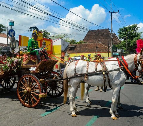 Setelah serangkaian acara berebut tumpeng raksasa yang dihadirkan di Pendopo Kabupaten Trenggalek. <br><br>Kegiatan lainnya seperti Kirab Pusaka di Kota Trenggalek, Jawa Timur berlangsung dengan penuh semarak dan antusiasme warga pada Kamis (31/08/2023).<br>