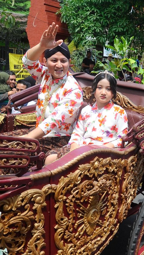 Pada kesempatan itu, Bupati Trenggalek Mochamad Nur Arifin bersama anaknya hadir pada kegiatan Kirab Pusaka di Kota Trenggalek, Jawa Timur, Kamis (31/08/2023).