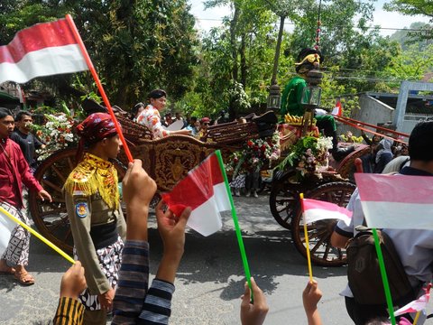 FOTO: Semarak Kirab Pusaka, Kereta Kencana hingga Prajurit Keraton Yogyakarta Ramaikan Jalan Raya Kota Trenggalek