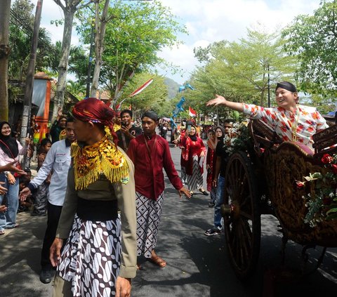 FOTO: Semarak Kirab Pusaka, Kereta Kencana hingga Prajurit Keraton Yogyakarta Ramaikan Jalan Raya Kota Trenggalek