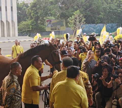 Saat turun dari mobil, Prabowo menghampiri Airlangga dan saling berpelukan. Kehadiran Prabowo juga disambut meriah marching band.