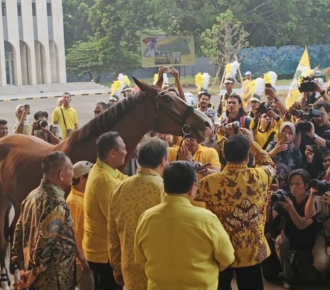 Momen Prabowo Berbatik Kuning Sambangi Markas Golkar, Dapat Kejutan Kuda Cokelat dari Airlangga