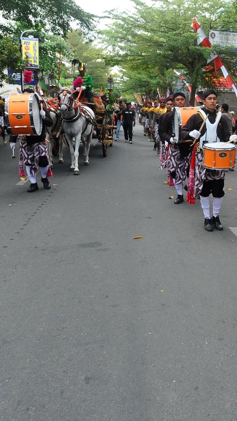 Pada kegiatan itu tampak sejumlah prajurit Keraton Yogyakarta juga ada yang tampil menjadi marching band.