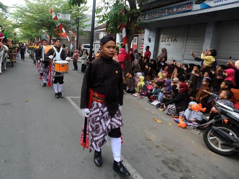 FOTO: Semarak Kirab Pusaka, Kereta Kencana hingga Prajurit Keraton Yogyakarta Ramaikan Jalan Raya Kota Trenggalek